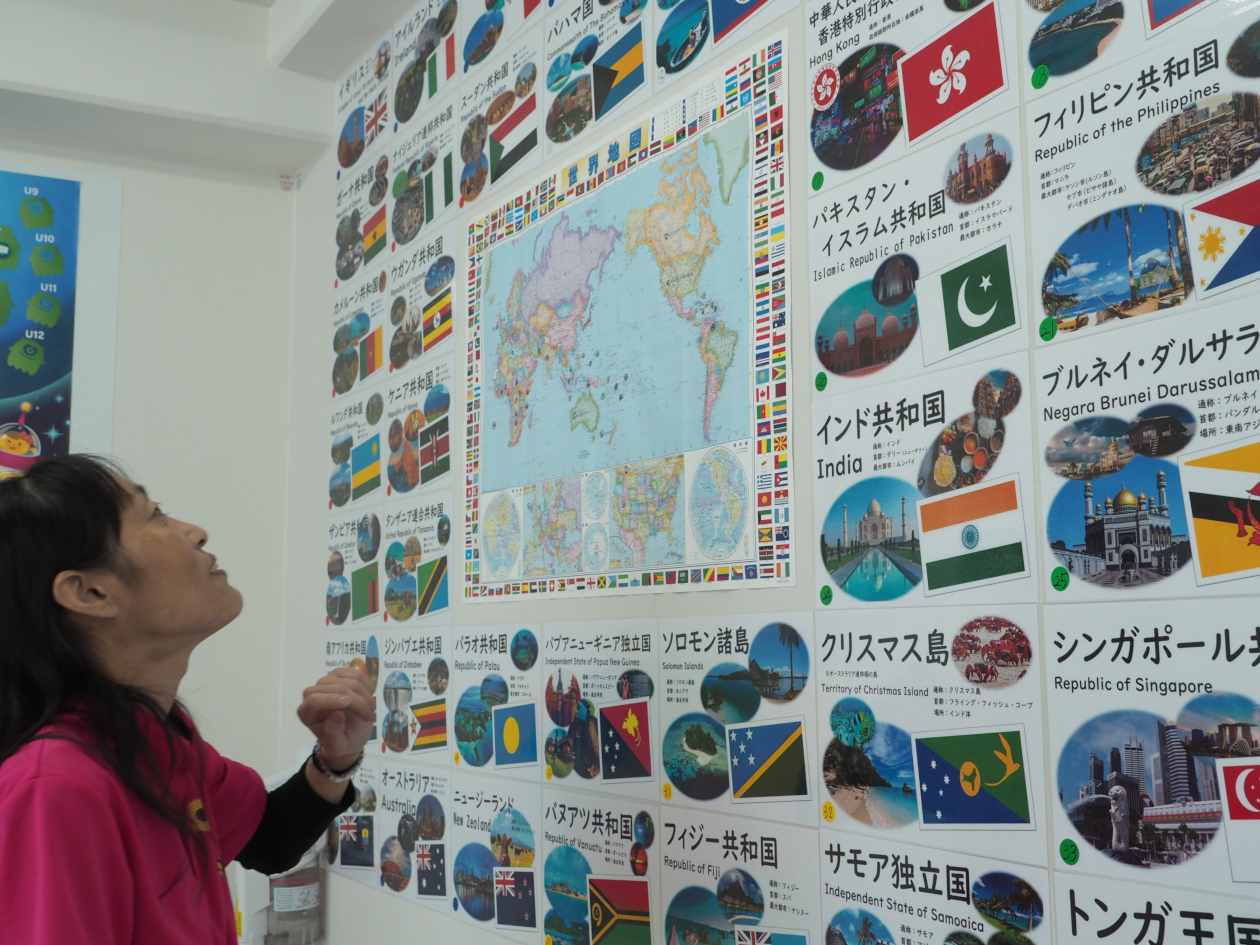教室には世界地図と国名も。「『英語を話せると、これだけの国で通じるんだよ』と、よく話しています」（宇佐美先生）