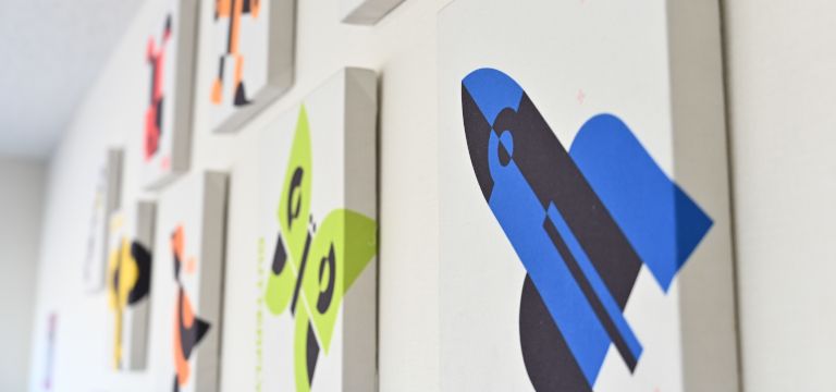 テキストに英語の文字を書こうとしている子供の写真