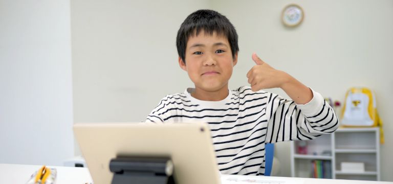 レプトンのテキストに文字を書く子どもの画像