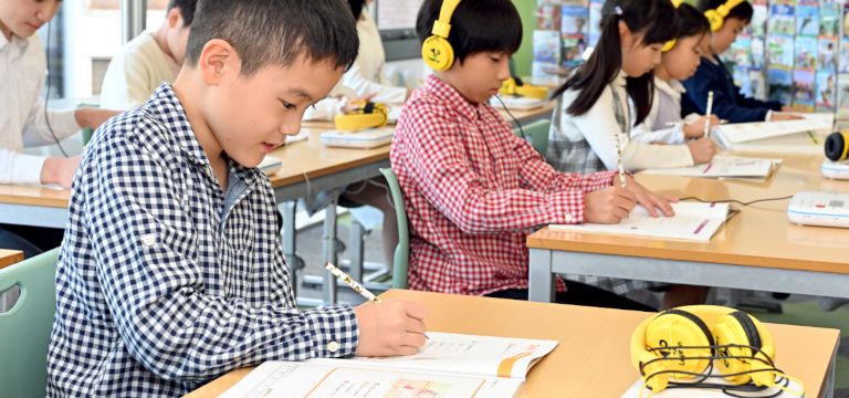 教室でレッスンを受ける子供たちの様子
