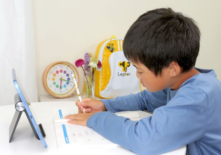 Lepton Bridgeのテキストに英語の文字を書こうとしている子供の写真