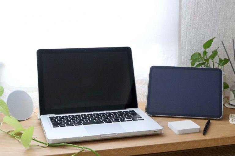 パソコンとタブレットが机の上に並んでいる