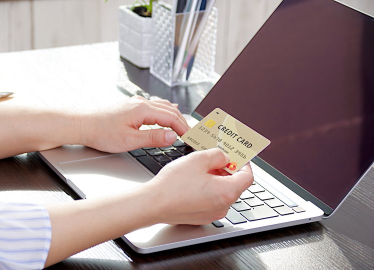 カレンダーとスマートフォンとペンでスケジュールをイメージ