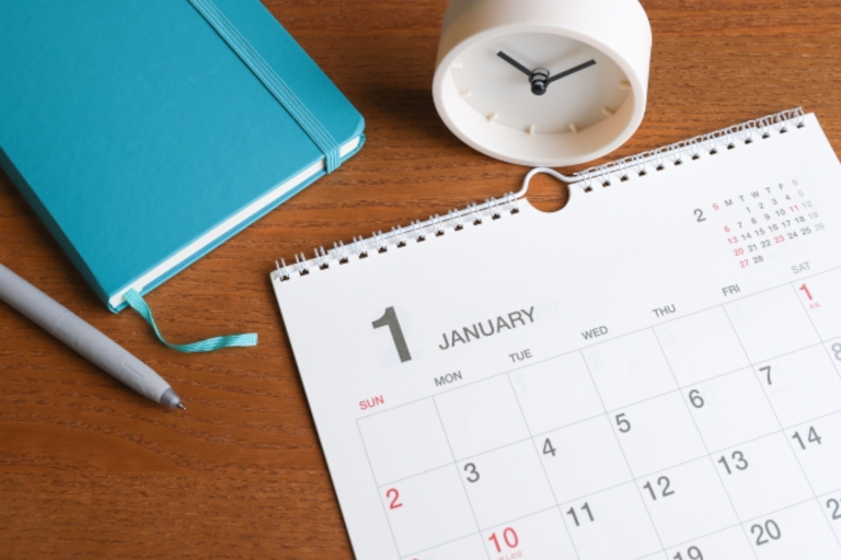 カレンダーとスマートフォンとペンでスケジュールをイメージ