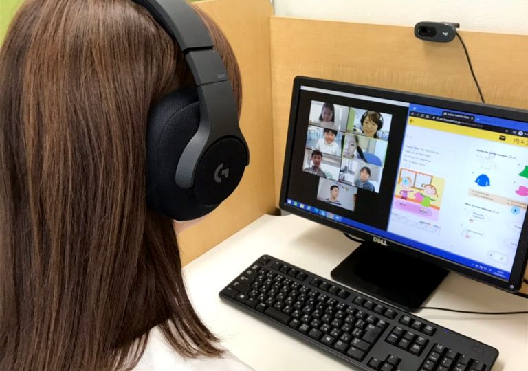 チューターとコミュニケーションをとっている男の子