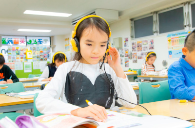 ネイティブの英語音声を聞く女の子