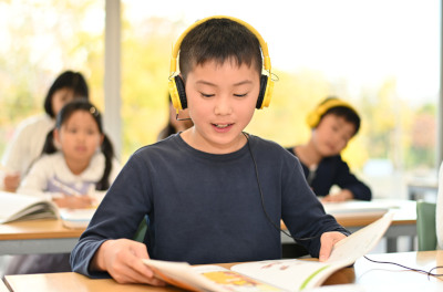 英語の発音を練習する男の子