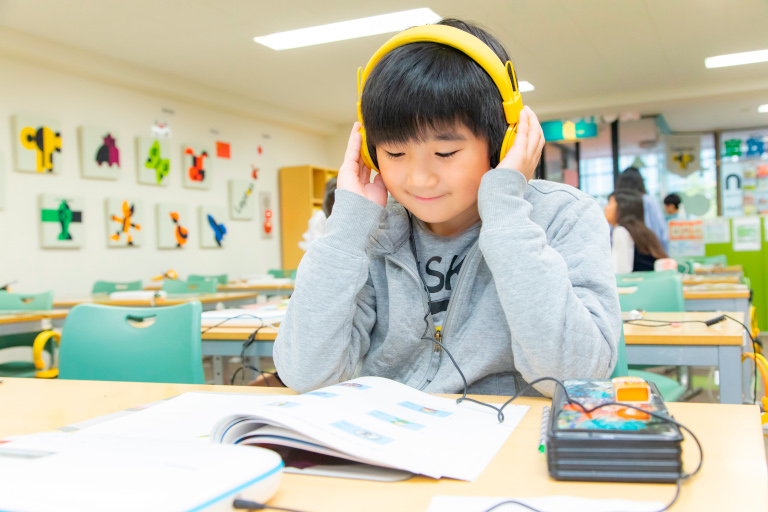 子どもが音声を聞くイメージ