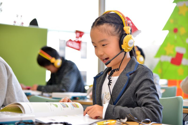 子どもが英語を話すイメージ