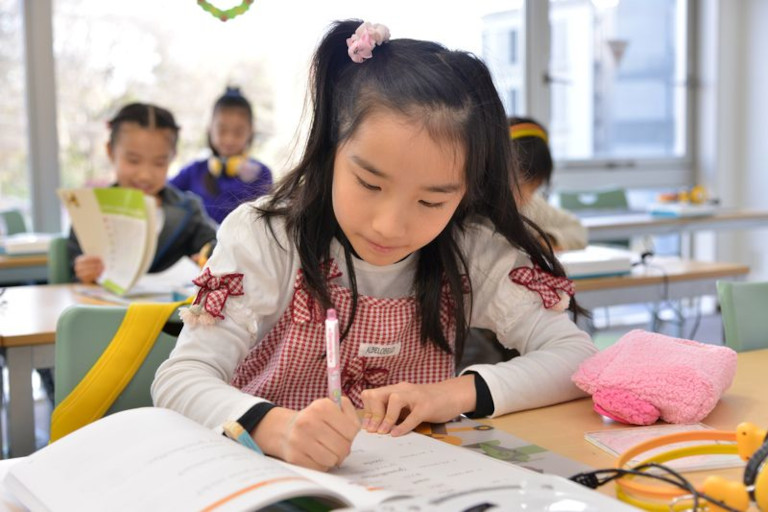 子どもが英語を書くイメージ