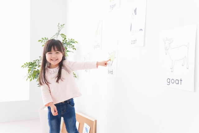幼児が英語を楽しむ様子