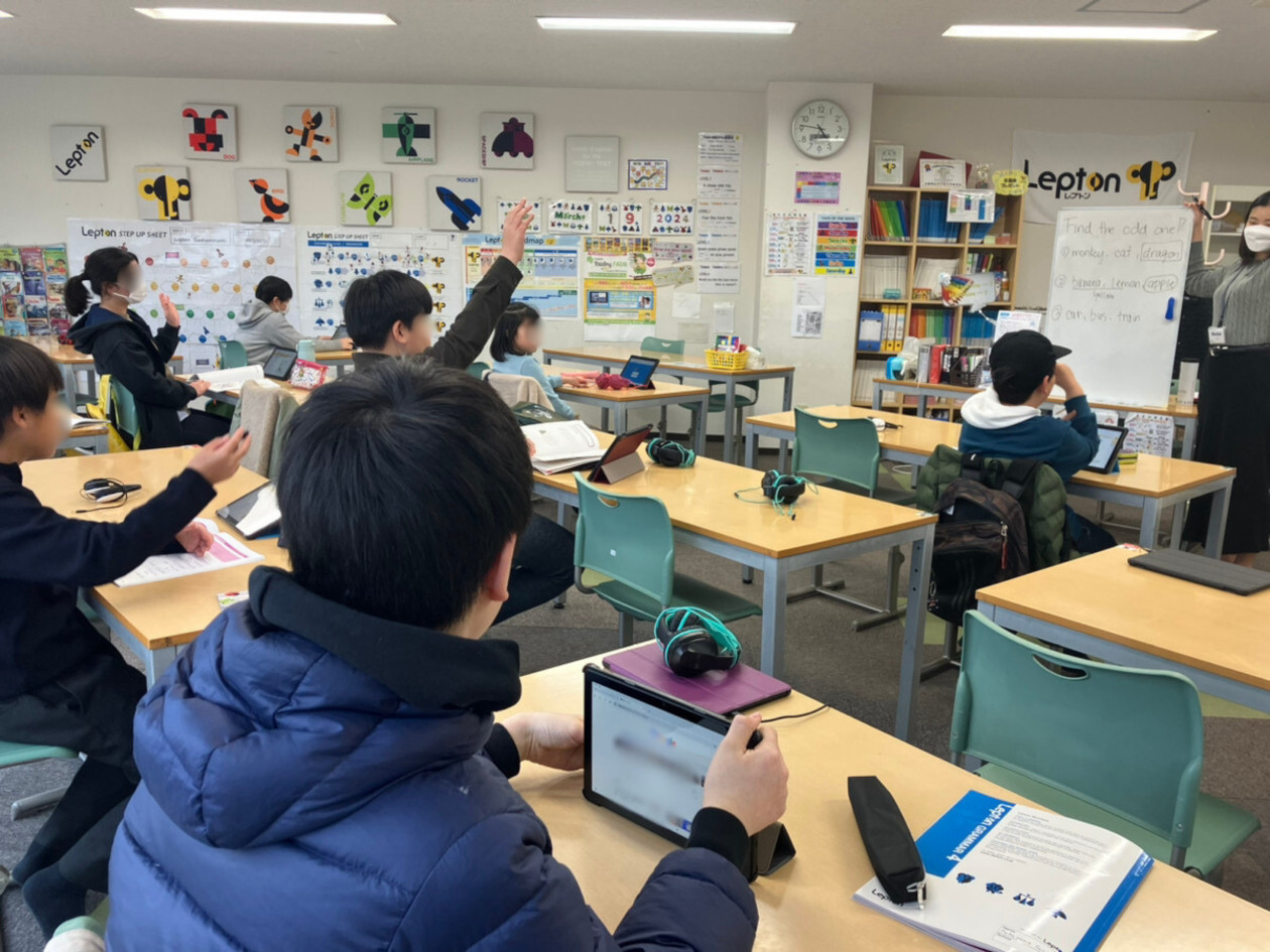レッスン前にはアクティビティを実施して多面的に英語に触れる時間も設けている