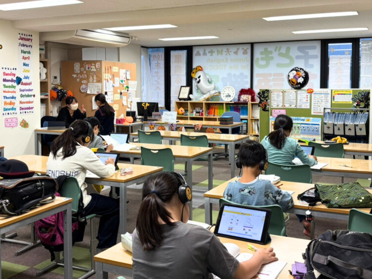 「教室の前方と後方にチューターのデスクがあり、一つの単位を終えるたびにチェックしてもらうスタイル