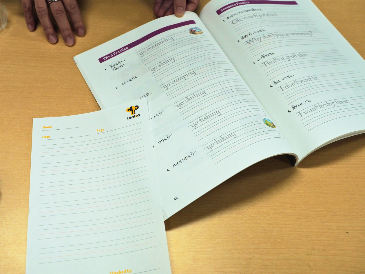 テキスト（右）が終わったら、レプトンペーパー（左）を使って、日本語のヒントだけで英単語や英文が書けるかチェックする