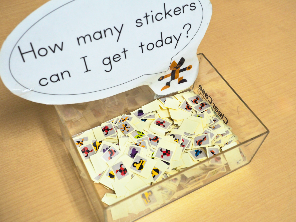 1時間で目標の10ページを達成できると、プラスで1枚！ 集めたシールはオリジナルグッズと交換できる