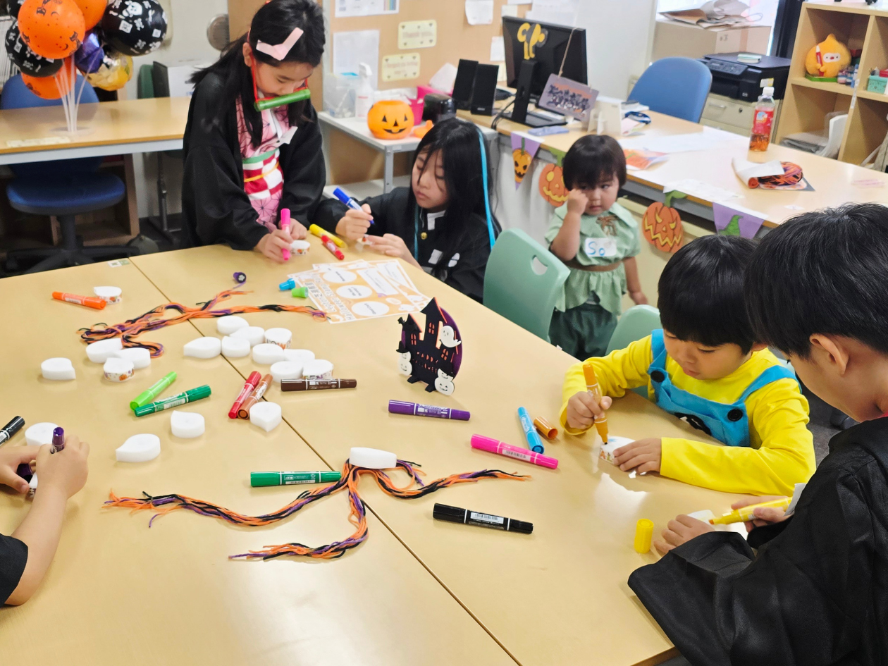 2025年のハロウィンイベントの様子。みんなで工作やゲームを楽しみながら、英語と触れあいました