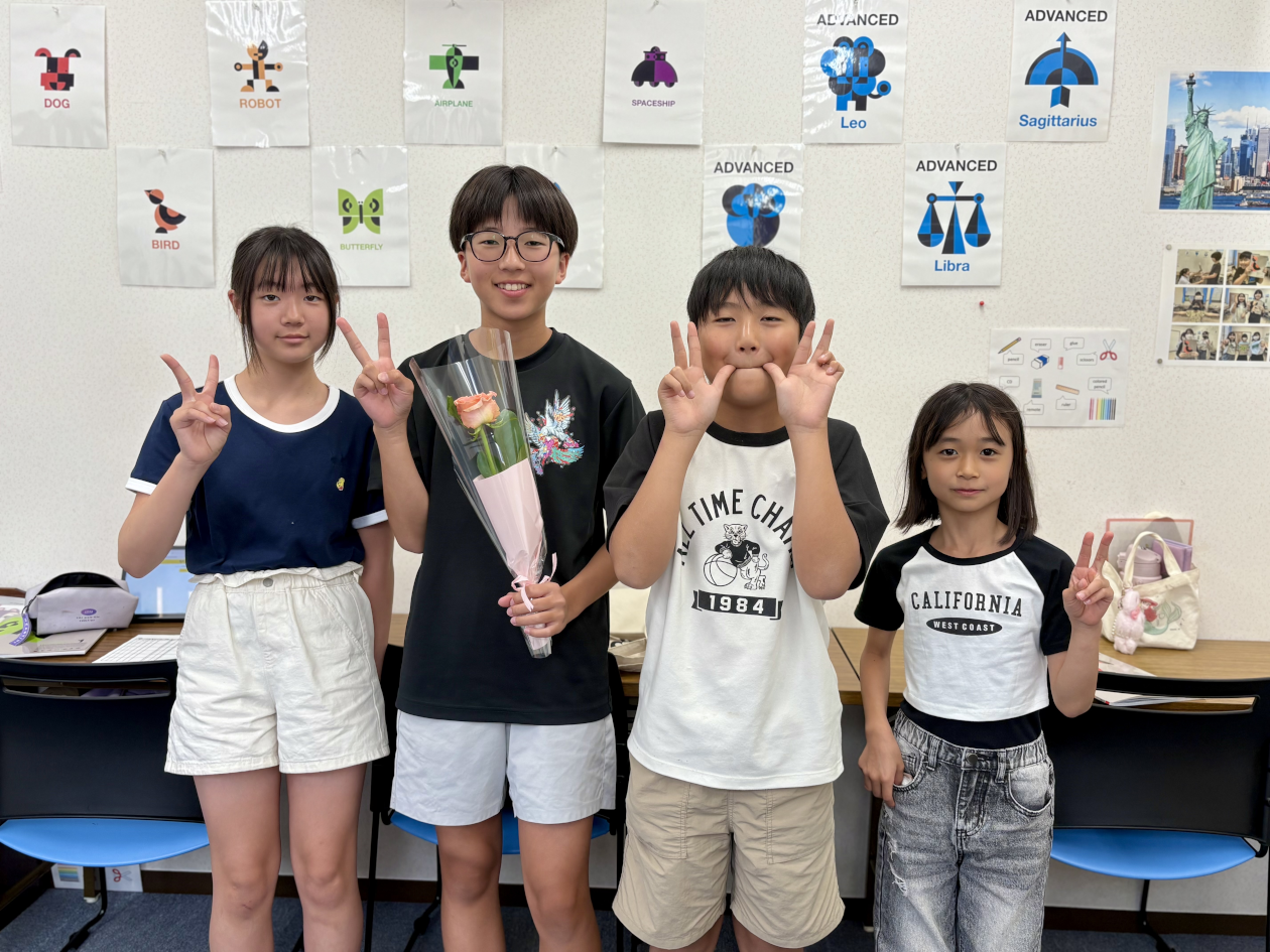 誕生日の生徒には一輪のバラをプレゼント！ 同じ曜日のメンバーでお祝いした時の様子