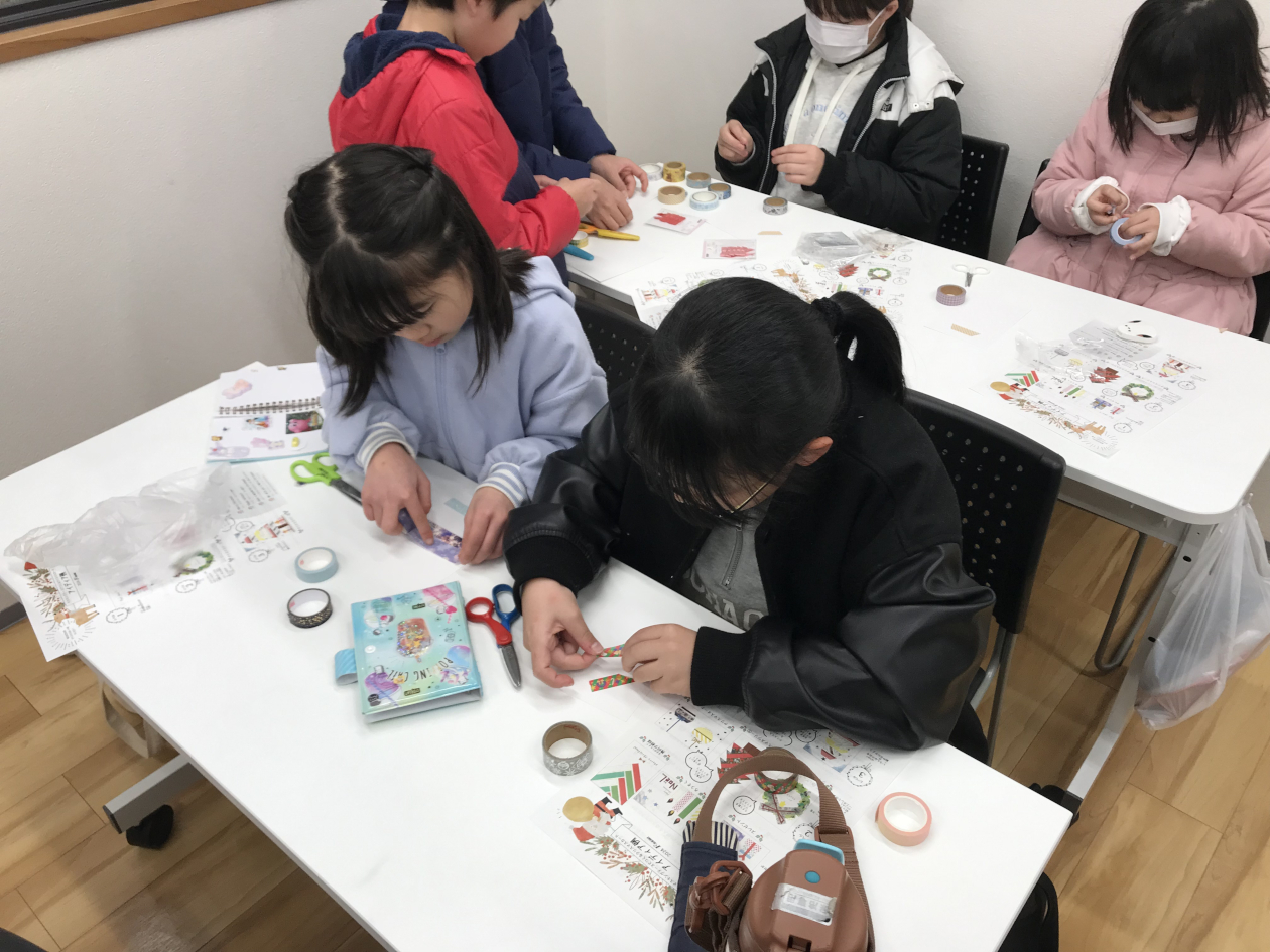 クリスマスには、マスキングテープを使ってクリスマスツリーづくり