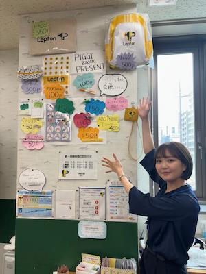 教室の壁にはレプトンのシールを集めるともらえるグッズがずらり。「生徒のモチベーションをあげるため、装飾にも力を入れています」（山本先生）