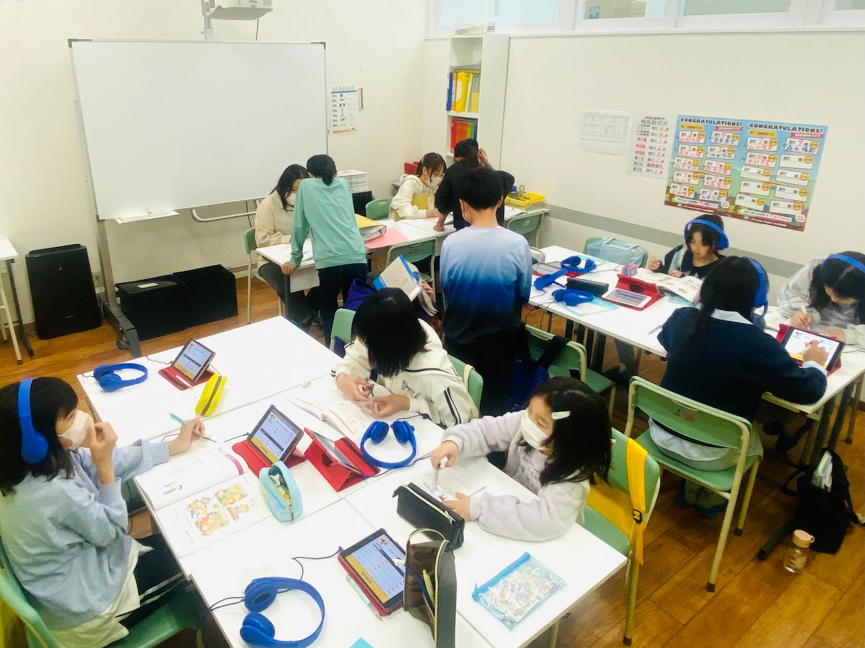無学年制のため、上級生の学ぶ姿勢が下級生にも自然と伝わり、成長を支え合う文化ができている