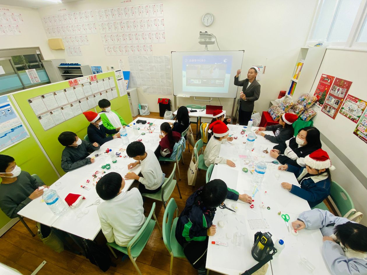 昨年のクリスマスイベントの様子。「子どもたちの『来年も参加したい』『またこの教室でがんばりたい』という気持ちにつながることも期待しています」（南里先生）