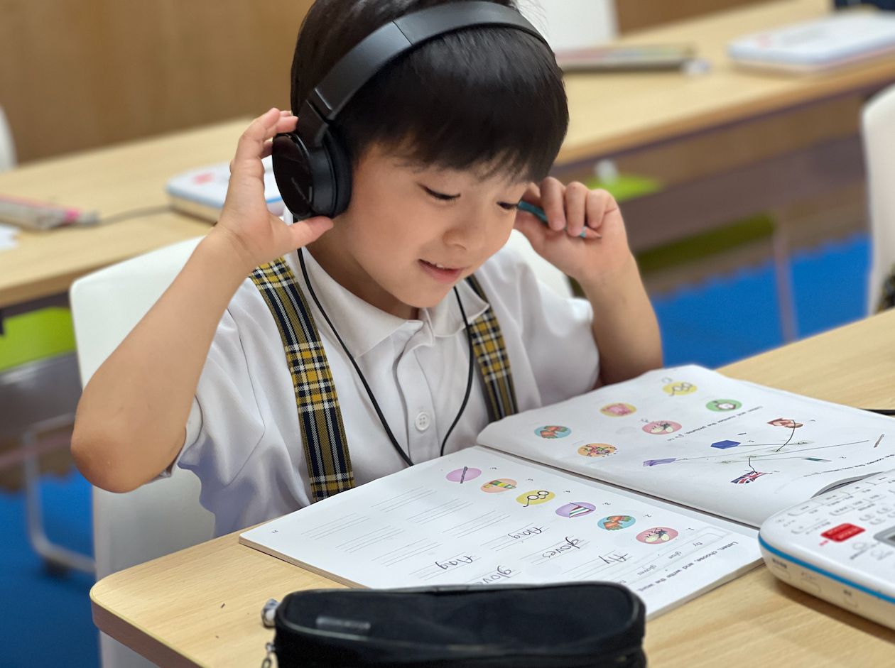 ネイティブ音声を聞いて書き取ったり、会話文を読んだりする練習も